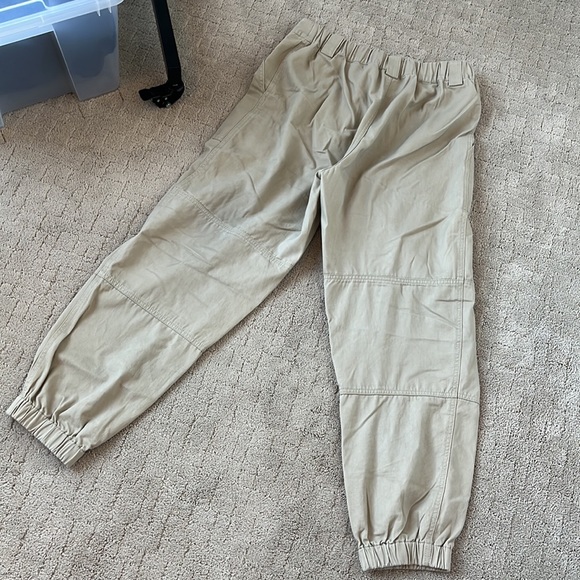 Aritzia TNA Cargo Jogger pants in Olive Beige in Size Large - Picture 2 of 8